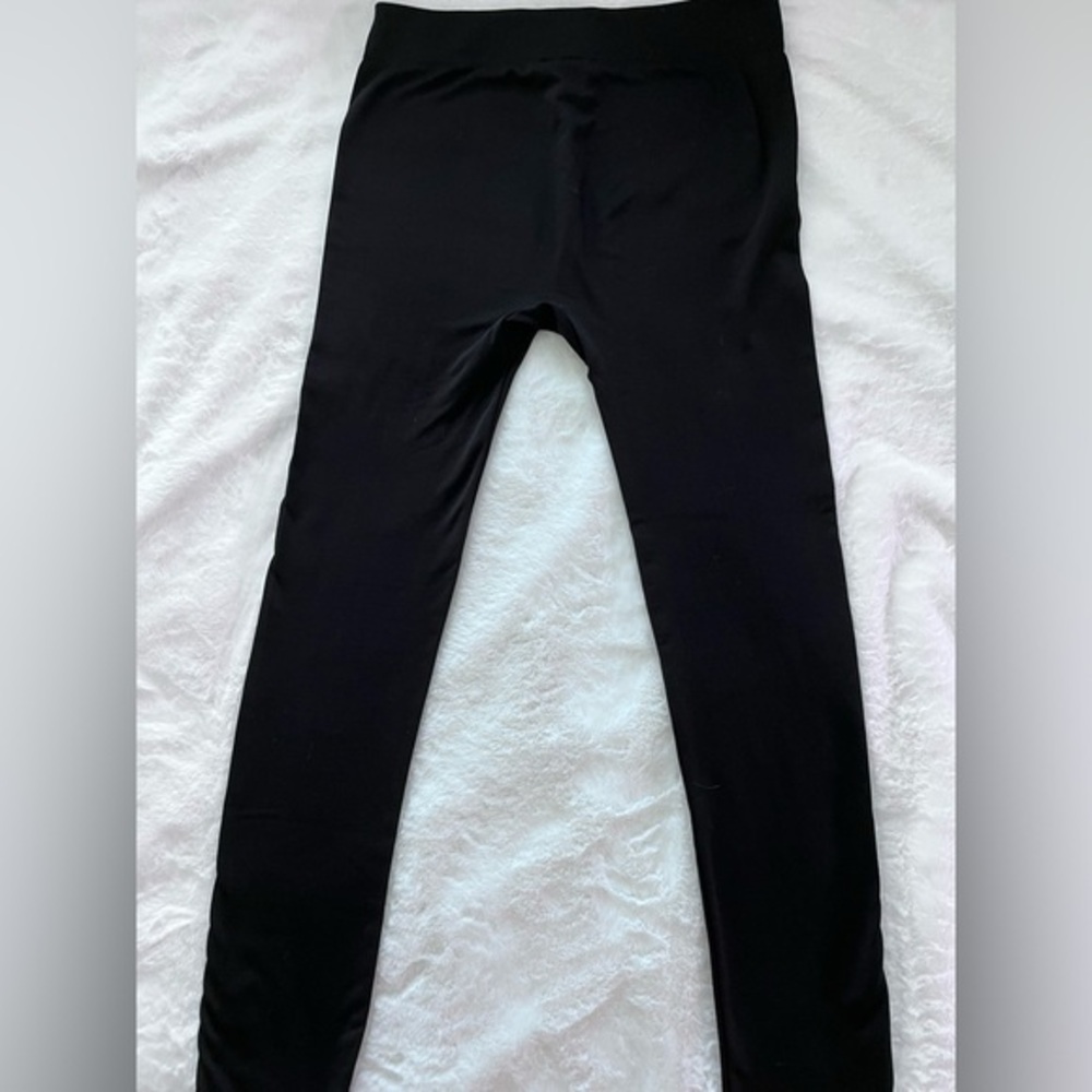 Hue Black Leggings very sleek